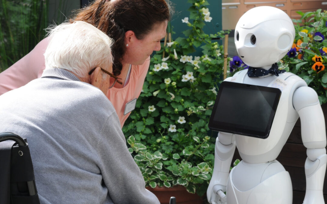 Pilotprojekt belegt: Humanoide Roboter können die Gesundheit von Pflegebedürftigen verbessern