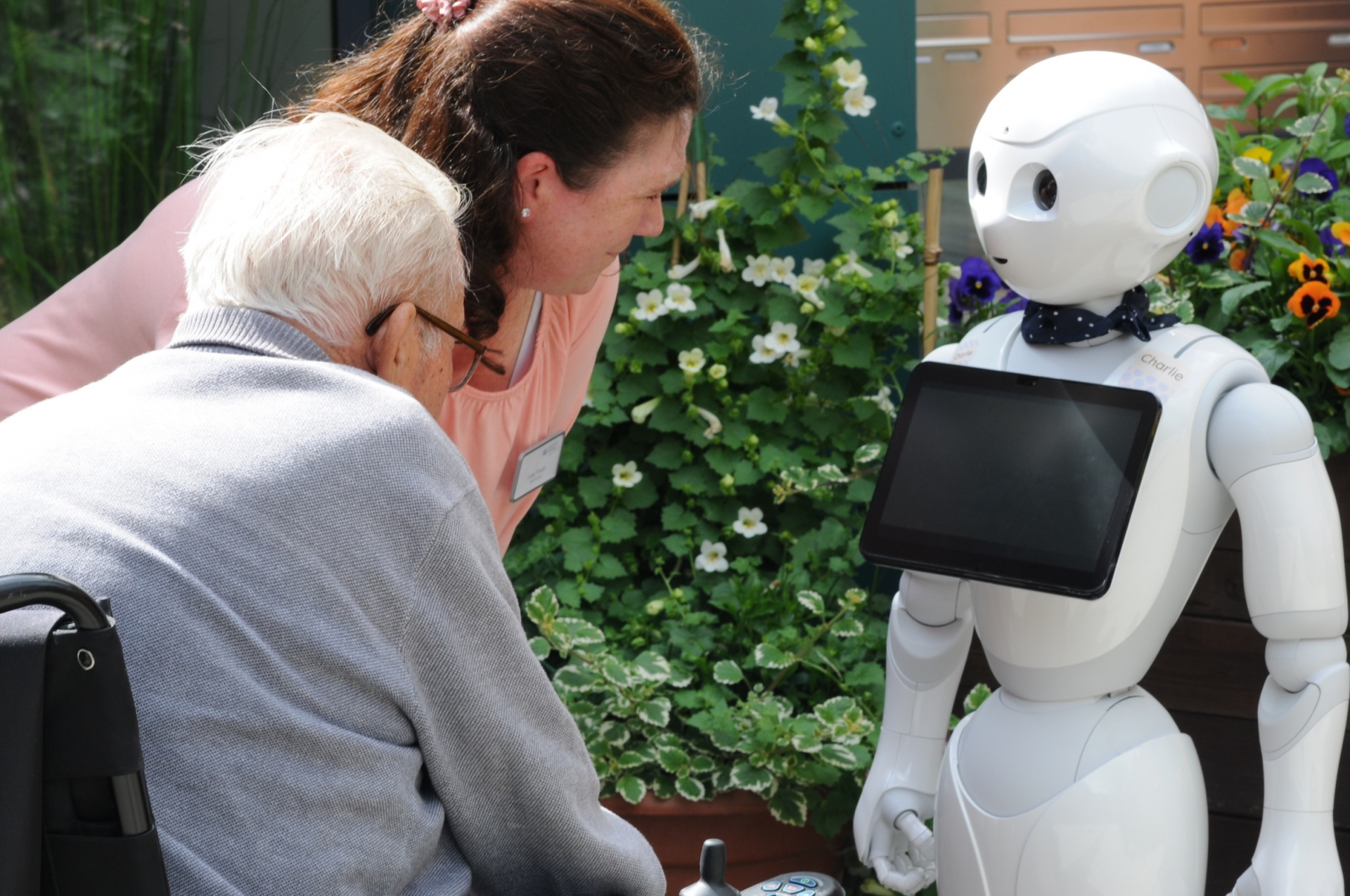Pilotprojekt belegt: Humanoide Roboter können die Gesundheit von Pflegebedürftigen verbessern