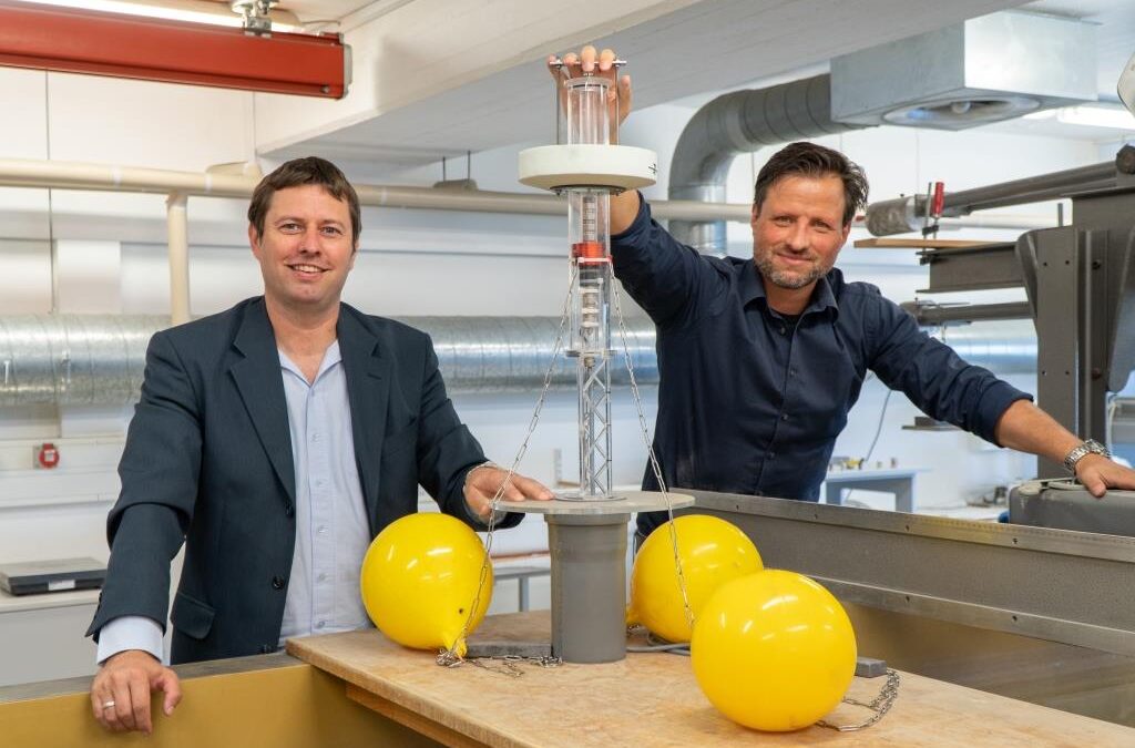 Energiewende auf dem Wasser – FH Kiel entwickelt und erprobt Modell eines Wellenkraftwerks