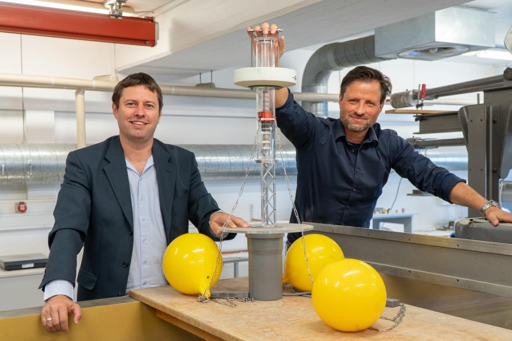 Energiewende auf dem Wasser – FH Kiel entwickelt und erprobt Modell eines Wellenkraftwerks