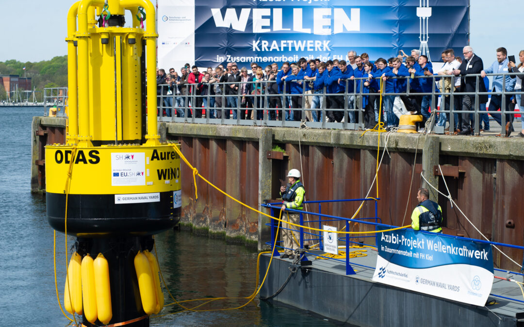 Energiewende auf dem Wasser – FH Kiel tauft Prototyp eines Wellenkraftwerks
