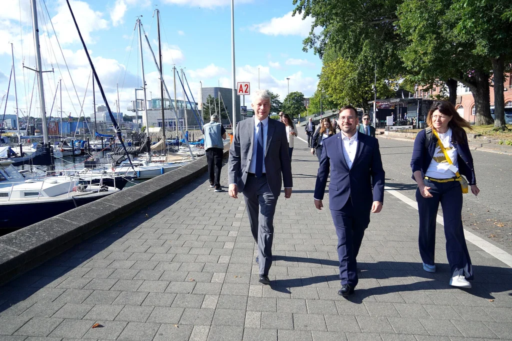 Über die Kiellinie geht es für Bundesverkehrsminister Steffen Bilger (l.) und CAPTN-Innovationsmanager Daniel Laufs (Mitte) in Richtung der Forschungsplattform MS Wavelab.